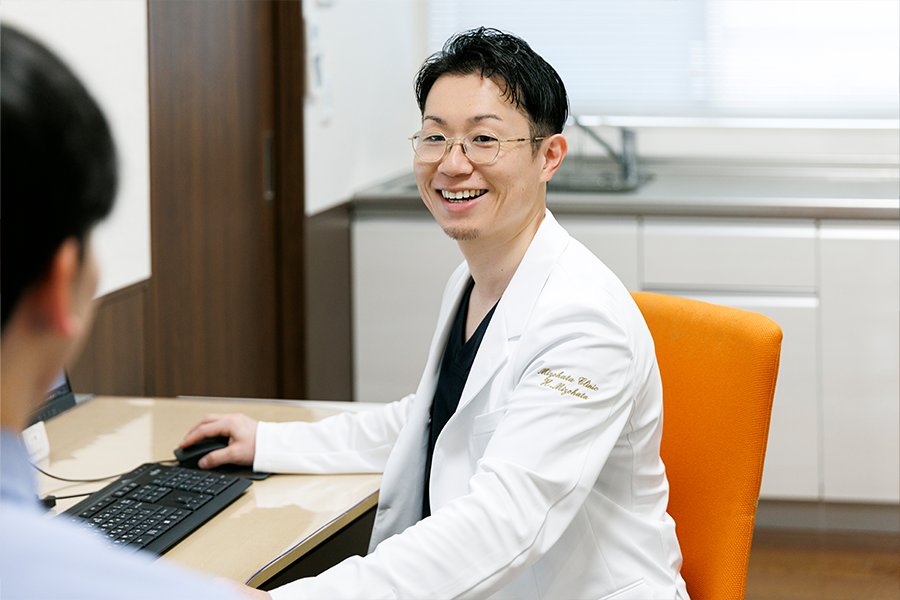 消化器専門医が患者に説明をしている様子